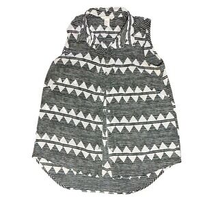 H&M‎ Sleeveless Button Up Top Black White Geometric Size 10 Blouse